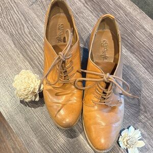 Comfy cute tie up ankle boots. Camel/Tan